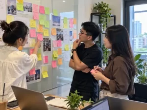 Nhóm marketing lên ý tưởng nội dung trên bảng giấy ghi chú – 3C Media