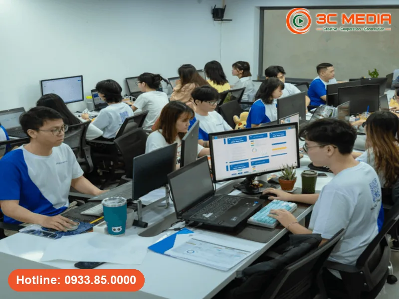 Chuyên viên triển khai dịch vụ SEO TPHCM trên máy tính