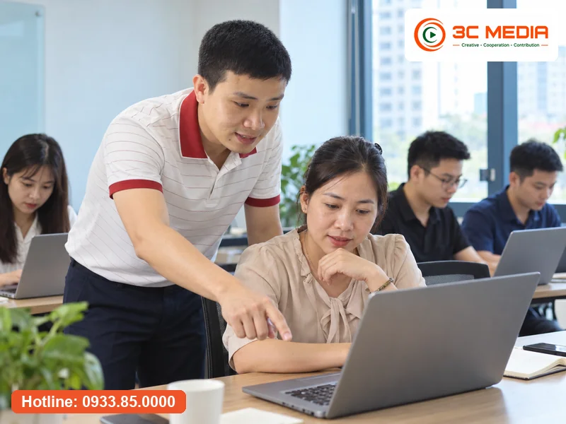 Chuyên gia 3C Media hướng dẫn học viên quản lý hồ sơ Google Maps