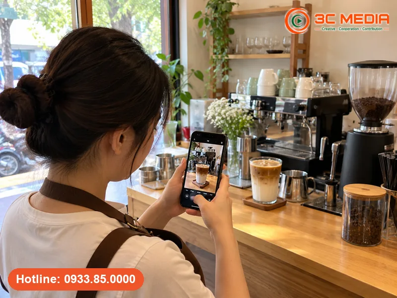 Chủ quán chụp ảnh thật của cửa hàng bằng điện thoại