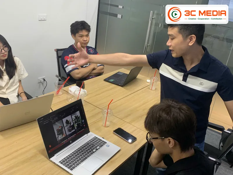 Giảng viên khóa học Google Map giải thích cho học viên tại lớp