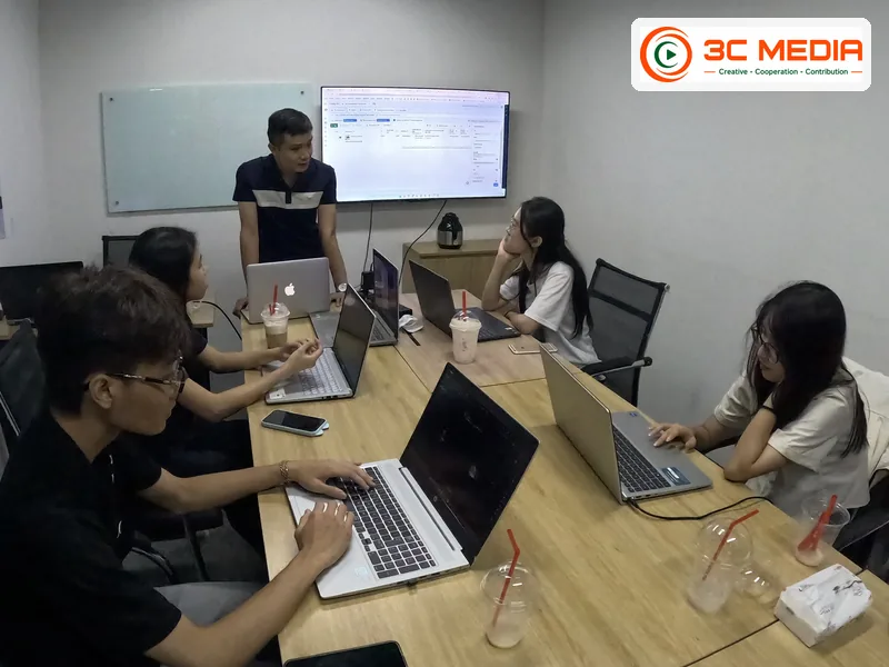 Giảng viên hướng dẫn cả lớp trên màn hình lớn tại 3C Media