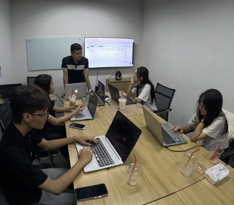 Giảng viên giảng bài khóa học Google Map trên màn hình lớn