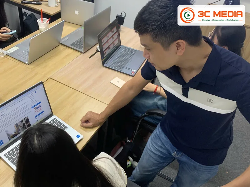 Giảng viên khóa học Google Map kèm học viên chỉnh hồ sơ doanh nghiệp