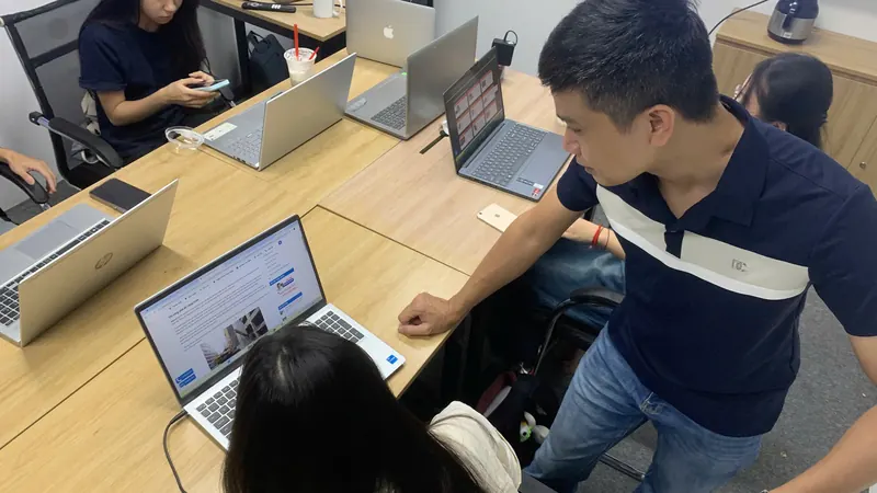 Giảng viên khóa học Google Map kèm học viên chỉnh hồ sơ doanh nghiệp