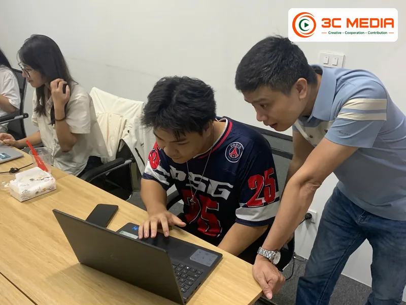Giảng viên kèm học viên thao tác hồ sơ Google Maps trên máy tính