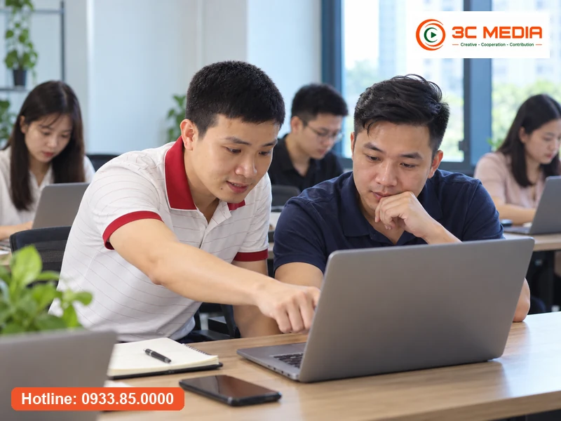 Giảng viên hướng dẫn học viên viết câu lệnh ChatGPT