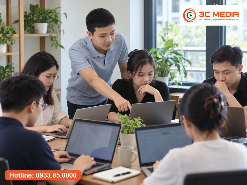 Học viên thực hành Claude AI trên laptop cùng giảng viên