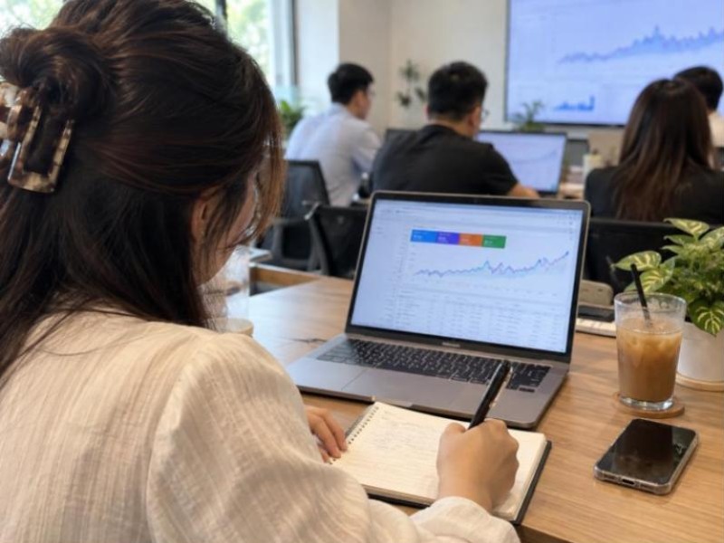Học viên khóa học SEO xem báo cáo Google Search Console