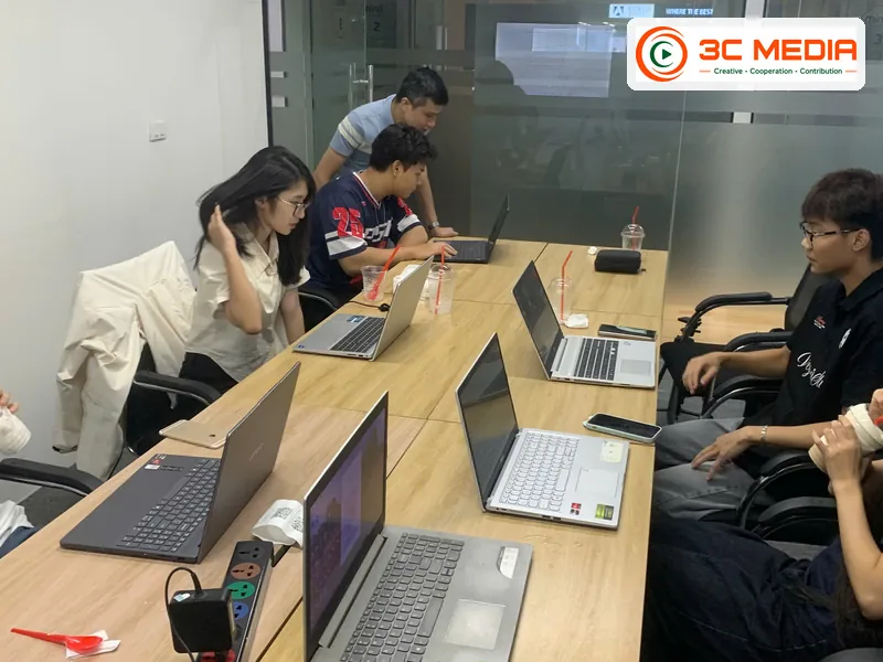 Học viên thực hành trên máy tính trong lớp học tại 3C Media