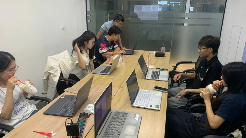 Lớp học khóa học Google Map tại 3C Media, học viên thực hành trên máy tính
