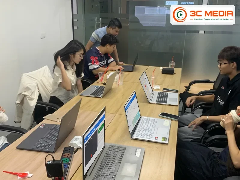 Lớp học khóa học Google Map tại 3C Media, học viên thực hành trên máy tính