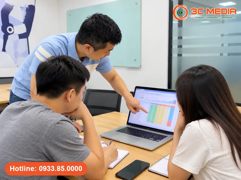 Học viên nghiên cứu từ khóa bằng SEMrush