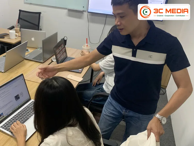Học viên tra cứu kết quả Google Maps trong buổi học