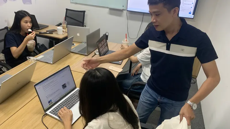 Học viên tra cứu kết quả Google Maps trong buổi học